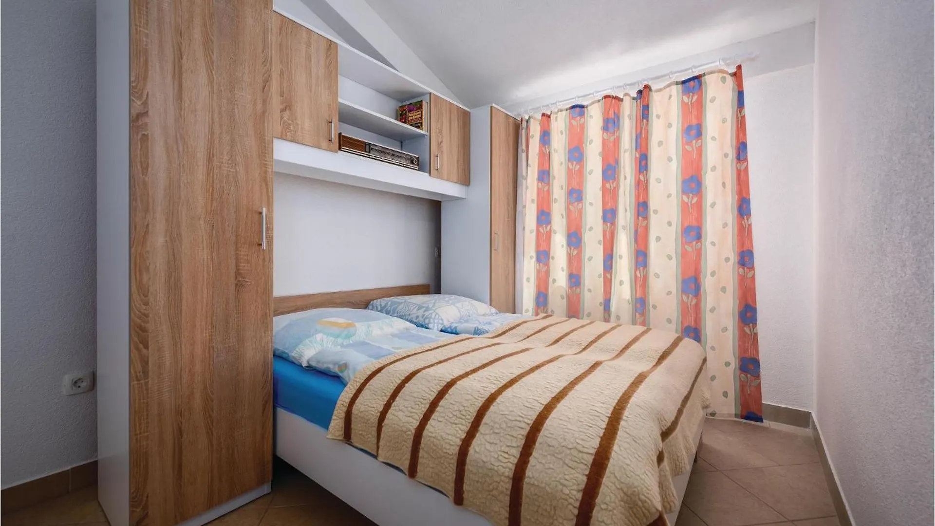 2 Bedroom Gorgeous Home In Sv,Lovrec Jakici بيت للعطل